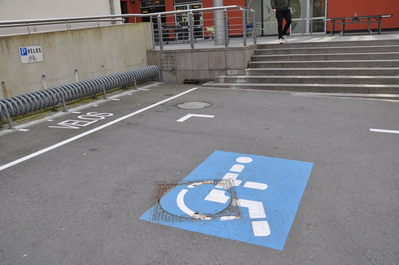 Parking handicapé situé devant l'entrée