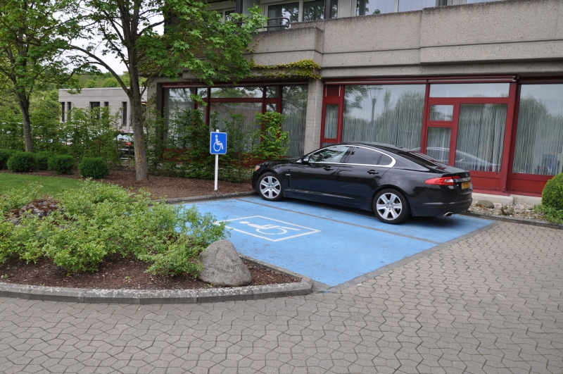 2 places de parking réservés aux personnes à mobilité réduite sont situés devant l'entrée principale de l'hôtel