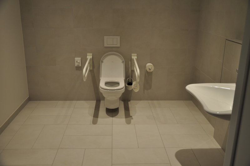 WC for people with reduced mobility