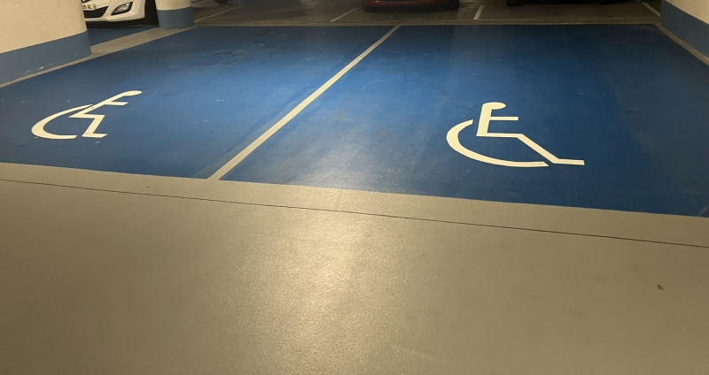 Unterirdischer Parkplatz für Menschen mit Behinderungen